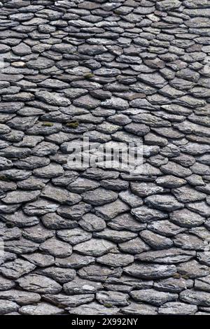 Nahaufnahme eines alten, mit Lauzen überdeckten Daches in der Auvergne, Frankreich. Lauze oder Lause oder Lava, ist ein Gestein, der in mehreren Regionen Europas zum Dachbau verwendet wird Stockfoto