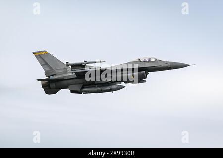 Ein F16C-Kampffalke der US Air Force, der der 79th Fighter Squadron zugeordnet ist, startet während Chec von der Start- und Landebahn der Tyndall Air Force Base in Florida Stockfoto