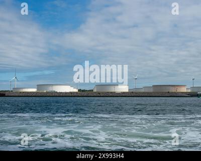 Rotterdam, Niederlande - 4. August 2023: Ein großes Brennstofflager mit Lagertanks im Hafen von Europoort Stockfoto