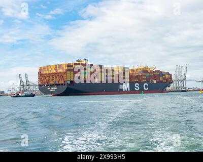 Rotterdam, Niederlande - 4. August 2023: Ein schwer beladenes Containerschiff kommt im Hafen von Europort an Stockfoto