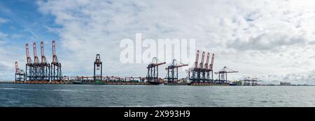 Rotterdam, Niederlande - 4. August 2023: Panoramablick auf die Verladeanlagen am Europoort Stockfoto