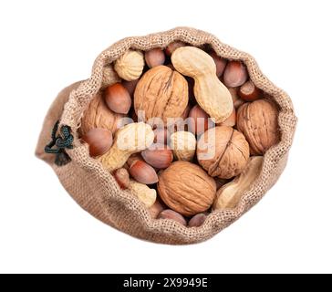 Gemischte Nüsse in ihren Muscheln, Snacknüsse in geöffnetem Schusssack. Haselnüsse ohne Schale, Erdnüsse und Walnüsse, getrocknet und verzehrfertig. Stockfoto