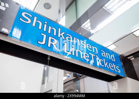 Shizuoka, Japan - 11. November 2023: Beschilderung für Tickets für Shinkansen und JR Lines in einem Bahnhof in Shizuoka, Japan. Stockfoto