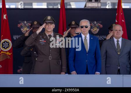 West Point, Usa. Mai 2024. U. US-Präsident Joe Biden (rechts) und USMA Superintendent General Steven Gilland (links) stehen für die Nationalhymne während der Abschlussfeier der United States Military Academy im Michie Stadium am 25. Mai 2024 in West Point, New York. Quelle: Christopher Hennen/USA Army/Alamy Live News Stockfoto