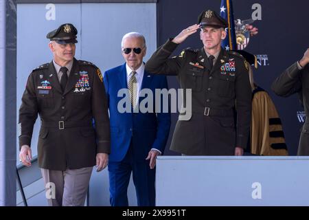 West Point, Usa. Mai 2024. U. US-Präsident Joe Biden, Center, und USMA Superintendent General Steven Gilland, verlassen sich auf die Bühne für die Abschlussfeier der United States Military Academy im Michie Stadium am 25. Mai 2024 in West Point, New York. Quelle: Christopher Hennen/USA Army/Alamy Live News Stockfoto