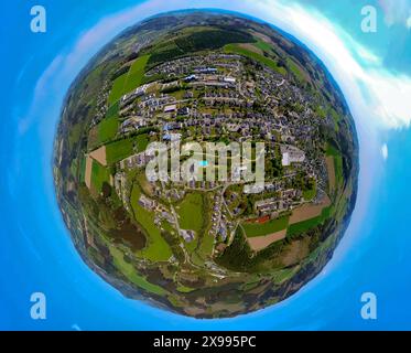 AUFZEICHNUNGSDATUM NICHT ANGEGEBEN Luftbild, Ortsansicht Wohngebiet Mitte Stadtzentrum, Esselbad Freibad Schwimmbad, Erdkugel, Fisheye Aufnahme, Fischaugen Aufnahme, 360 Grad Aufnahme, winzige Welt, kleiner Planet, Fischaugenbild, Niedereslohe, Eslohe, Sauerland, Nordrhein-Westfalen, Deutschland ACHTUNGxMINDESTHONORARx60xEURO *** Luftansicht, Blick auf das Stadtzentrum, Esselbad Freibad, Erdkugel, Fischaugenbild, 360°-Bild, winzige Welt, kleiner Planet, Fischaugenbild, Niedereslohe, Eslohe, Sauerland, Nordrhein-Westfalen, Deutschland ACHTUNGxMINDESTHONORARx60xEURO Stockfoto