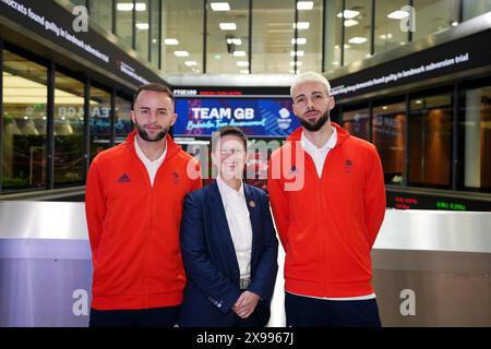 Ben Lane von Team GB (links) und Sean Vendy (rechts) mit Julia Hoggett, CEO der Londoner Börse, während der Teamankündigung des Team GB Paris 2024 Badminton an der Londoner Börse. Bilddatum: Donnerstag, 30. Mai 2024. Stockfoto