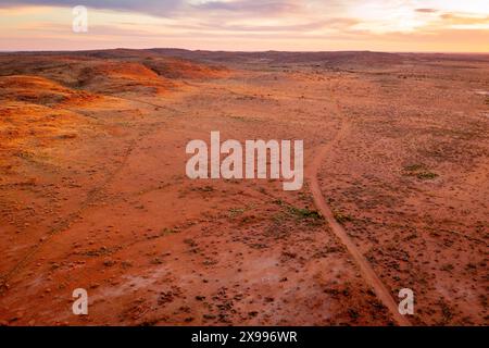 Luftaufnahme der kargen roten Ebenen unter einem Sonnenuntergang am Broken Hill im Outback New South Wales, Australien. Stockfoto