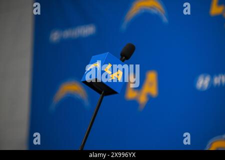 Das Mikrofon der Los Angeles Chargers nach organisierten Teamaktivitäten im Hoag Performance Center, Mittwoch, Mai. 29, 2024, in Costa Mesa, Kalifornien (Dylan Stewart / Image of Sport) Stockfoto