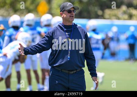 Jim Harbaugh, Cheftrainer der Los Angeles Chargers, während organisierter Teamaktivitäten im Hoag Performance Center, Mittwoch, Mai. 29, 2024, in Costa Mesa, Kalifornien (Dylan Stewart / Image of Sport) Stockfoto