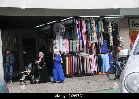 zwei muslimische frauen mit Kinderwagen auf der karl-marx-straße in neukölln zwei muslimische frauen mit Kinderwagen auf der karl-marx-straße in neukölln *** zwei muslimische Frauen mit Kinderwagen auf der karl-marx-straße in neukölln zwei muslimische Frauen mit Kinderwagen auf der karl-marx-straße in neukölln Stockfoto