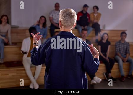Rückansicht Eines Selbstbewussten Weiblichen Sprechers, Der Eine Konferenzvorlesung Für Studenten Im Konferenzraum Hält Und Formelles Outfit Trägt. Gruppe von Leuten sitzt und hört zu, G Stockfoto