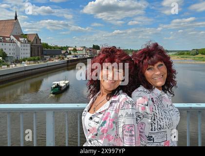 29. Mai 2024, Brandenburg, Frankfurt (oder): Die bekannten Zwillinge aus Frankfurt (oder), Heidi Kapuste (l) und Heike Guderian, stehen auf der Stadtbrücke an der oder. Foto: Patrick Pleul/dpa Stockfoto