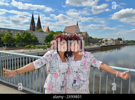 29. Mai 2024, Brandenburg, Frankfurt (oder): Die bekannten Zwillinge aus Frankfurt (oder), Heidi Kapuste (l) und Heike Guderian, stehen auf der Stadtbrücke an der oder. Foto: Patrick Pleul/dpa Stockfoto