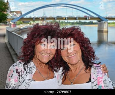 29. Mai 2024, Brandenburg, Frankfurt (oder): Die bekannten Zwillinge aus Frankfurt (oder), Heike Guderian (l) und Heidi Kapuste, stehen an der oder mit der Stadtbrücke im Hintergrund. Foto: Patrick Pleul/dpa Stockfoto