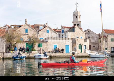 Touristischer Kajakfahrer, der den wunderschönen alten Teil eines Dorfes Prvic Sepurine auf der Insel Prvic im Sibenik-Archipel in Kroatien besucht Stockfoto