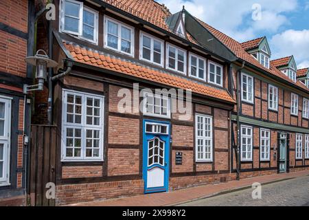 Stade, Niedersachsen Deutschland - 05 03 2024: Blick auf die Fassade alter Häuser in stade mit einer Straßenlaterne im Vordergrund. Stockfoto