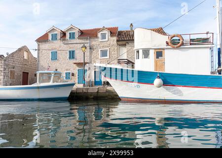 Traditionelle Fischerboote aus Holz in einem kleinen Hafen in einem kleinen schönen Dorf Prvic Sepurine auf der Insel Prvic im Sibenik-Archipel in Kroatien Stockfoto