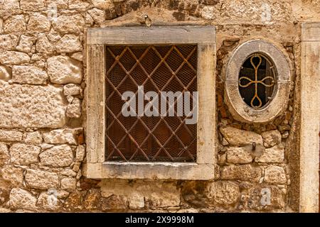 Fenster in einem alten mittelalterlichen Gefängnisgebäude Stockfoto