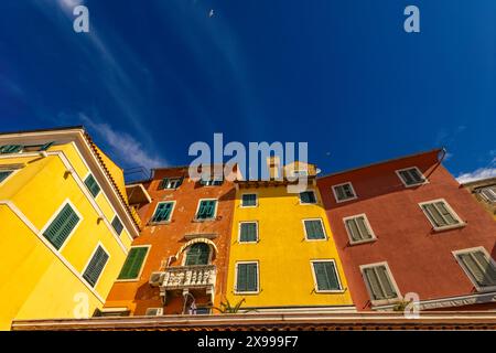 Die Stadt der Liebhaber, die engen bunten Straßen von Rovinj Kroatien Stockfoto