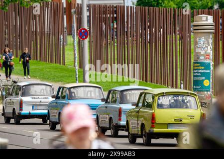 Trabis brechen zu einer Stadtrundfahrt auf, Berlin, Mai 2024 Deutschland, Berlin, Mai 2024, Trabis brechen zu einer Stadtrundfahrt auf, fahren an der Gedenkstätte Berliner Mauer in der Bernauer Straße vorbei, Eisenstäbe markieren den Grenzverlauf an der ehemaligen Mauer, Fahrzeuge der TrabiWorld Berlin, Trabi-Safari, Trabant 601, das populärste Auto der DDR, Kleinwagen, produziert von Sachsenring Zwickau, wurde von 1958 bis 1991 gebaut, Oldtimer mit Zweitaktmotor, Automobilbau, Ostalgie, Berlin Tour, Tourismus, *** Trabants machen sich auf eine Stadtbesichtigung, Berlin, Mai 2024 Deutschland, Berlin, Mai 2024, Tr Stockfoto