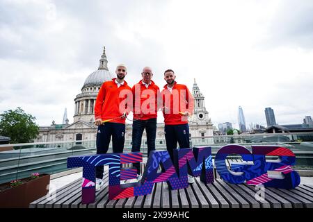 Team GB Chef de Mission Mark England (Mitte) mit den Badminton-Spielern Sean Vendy und Ben Lane während der Ankündigung des Teams GB Paris 2024 Badminton an der Londoner Börse. Bilddatum: Donnerstag, 30. Mai 2024. Stockfoto