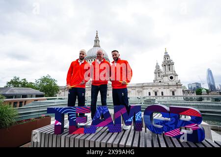 Team GB Chef de Mission Mark England (Mitte) mit den Badminton-Spielern Sean Vendy und Ben Lane während der Ankündigung des Teams GB Paris 2024 Badminton an der Londoner Börse. Bilddatum: Donnerstag, 30. Mai 2024. Stockfoto