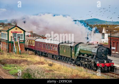 Fliegende Scotsman-Dampfeisenbahn YNS Mon Express Abergele und Pensarn Station. Dampflok Stockfoto