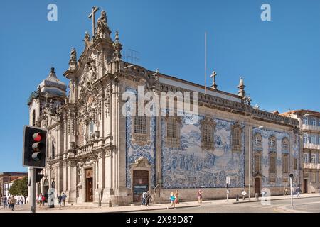 Igreja do Carmo, wunderschöne Kirche, berühmt für ihre atemberaubende Fassade, bedeckt mit traditionellen portugiesischen Azulejos, blauen und weißen Keramikfliesen Stockfoto