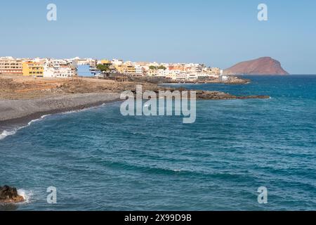 Blick auf die Küste des kleinen Fischerdorfes Los Abrigos aus San Blas nahe gelegenes Resort mit dem Atlantischen Ozean im Vordergrund und Montana Roja Stockfoto