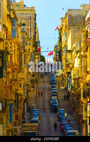 Eine Straßenszene in Valletta, Malta Stockfoto