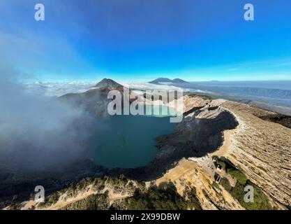 Luftaufnahme des Vulkankraters Kawah Ijen bei Sonnenaufgang, Ost-Java, Indonesien Stockfoto