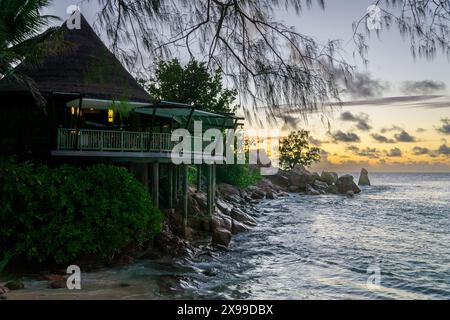 Ein Restaurant am Strand auf den Seychellen Stockfoto