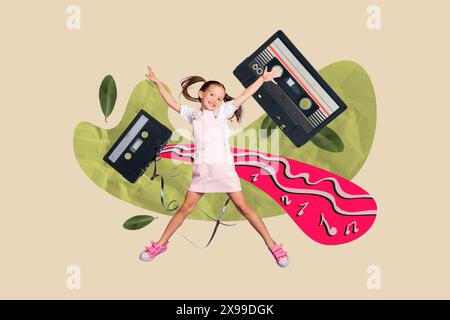 Zusammengesetztes Collage-Bild einer Mini-Girl-Jump-Audiokassette isoliert auf kreativem Hintergrund Stockfoto