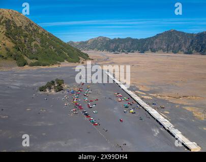 Aus der Vogelperspektive des Abenteuerautos für den Berg Bromo vocalno Aussichtspunkt auf dem Parkplatz in Indonesien Stockfoto