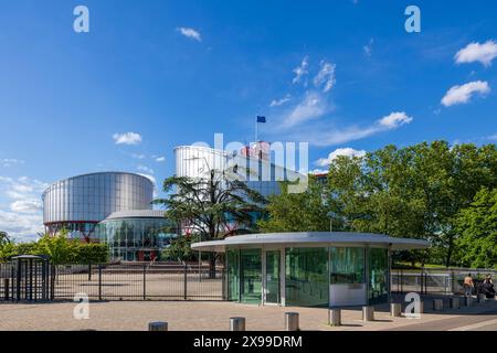 Europäischer Gerichtshof für Menschenrechte EGMR der Eingang zum Europäischen Gerichtshof für Menschenrechte in Straßburg, wo über Grundrechte, Gerechtigkeit und Rechtssicherheit entschieden wird. Der EGMR, eine Institution des Europarates, wacht über die Einhaltung der Menschenrechtskonvention. Straßburg Robertsau Sud Ouest Bas-Rhin Frankreich *** Europäischer Gerichtshof für Menschenrechte EMRK der Beitritt zum Europäischen Gerichtshof für Menschenrechte in Straßburg, wo Entscheidungen über Grundrechte, Justiz und Rechtssicherheit getroffen werden die EMRK, eine Institution des Europarats, überwacht die Einhaltung Stockfoto