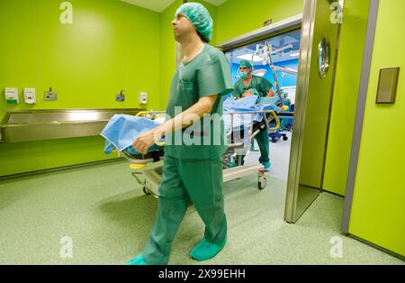 Den Patienten in den Operationssaal, ambulante Chirurgie, Krankenhaus Donostia, San Sebastian, Gipuzkoa, Baskenland, Spanien. Stockfoto