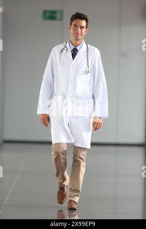 Arzt, der auf dem Flur läuft, Onkologikoa Krankenhaus, Onkologisches Institut, Fallzentrum für Prävention, Diagnose und Behandlung von Krebs, Donostia, San Sebastian, Gipuzkoa, Baskenland, Spanien. Stockfoto