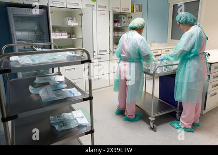 Zubereitung von Medikamenten, Reinraum, Apotheke, Krankenhaus Donostia, San Sebastian, Gipuzkoa, Baskenland, Spanien. Stockfoto