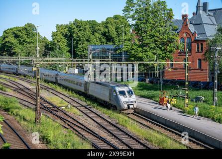 SJ Hochgeschwindigkeitszug X 2000 vom Hauptbahnhof Norrkoping in Richtung Süden in Richtung Malmö an einem sonnigen Tag in Schweden im Mai 2024 Stockfoto