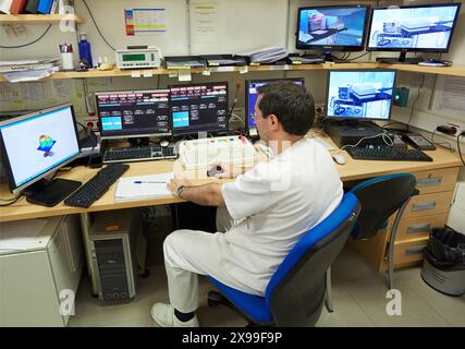 Arzt überprüft MRT-Scans. Kontrollbildschirme, Linearbeschleuniger, Strahlentherapie, Behandlung von Krebs, Krankenhaus Donostia, San Sebastian, Baskenland, Spanien. Stockfoto