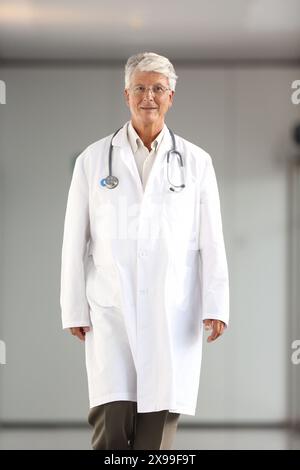 Arzt, der auf dem Flur läuft, Onkologikoa Krankenhaus, Onkologisches Institut, Fallzentrum für Prävention, Diagnose und Behandlung von Krebs, Donostia, San Sebastian, Gipuzkoa, Baskenland, Spanien. Stockfoto