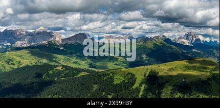 Wunderschöne Aussicht vom Wanderweg über dem Boe See in den Dolomiten während des Sommernachmittags mit blauem Himmel und Wolken Stockfoto