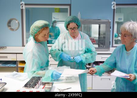 Zubereitung von Medikamenten, Reinraum, Apotheke, Krankenhaus Donostia, San Sebastian, Gipuzkoa, Baskenland, Spanien. Stockfoto