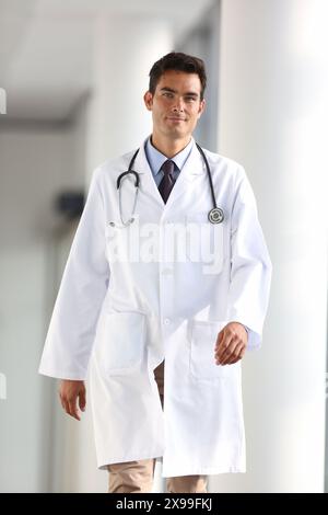 Arzt, der auf dem Flur läuft, Onkologikoa Krankenhaus, Onkologisches Institut, Fallzentrum für Prävention, Diagnose und Behandlung von Krebs, Donostia, San Sebastian, Gipuzkoa, Baskenland, Spanien. Stockfoto