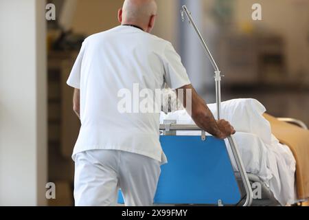 Wärter bewegender Patient, Onkologikoa Krankenhaus, Onkologisches Institut, Fallzentrum für Prävention, Diagnose und Behandlung von Krebs, Donostia, San Sebastian, Gipuzkoa, Baskenland, Spanien. Stockfoto