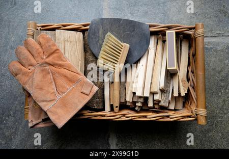 Holzbrenner Brennholzkorb Stockfoto