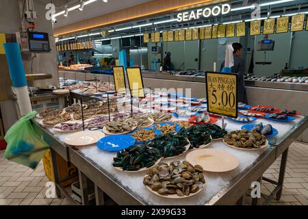 Kuala Lumpur, Malaysia - 9. Mai 2024 : verschiedene Meeresfrüchte wie Oktopus, Krabben, Fisch, Muscheln, Garnelen auf einem feuchten Markt Stockfoto