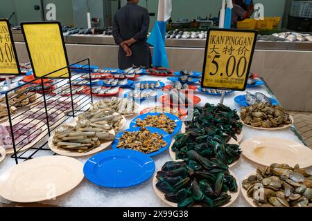 Kuala Lumpur, Malaysia - 9. Mai 2024 : verschiedene Meeresfrüchte wie Oktopus, Krabben, Fisch, Muscheln, Garnelen auf einem feuchten Markt Stockfoto