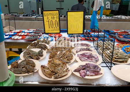 Kuala Lumpur, Malaysia - 9. Mai 2024 : verschiedene Meeresfrüchte wie Oktopus, Krabben, Fisch, Muscheln, Garnelen auf einem feuchten Markt Stockfoto